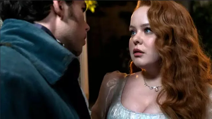 Luke Newton y Nicola Coughlan en una escena de la Temporada 3 de Bridgerton.