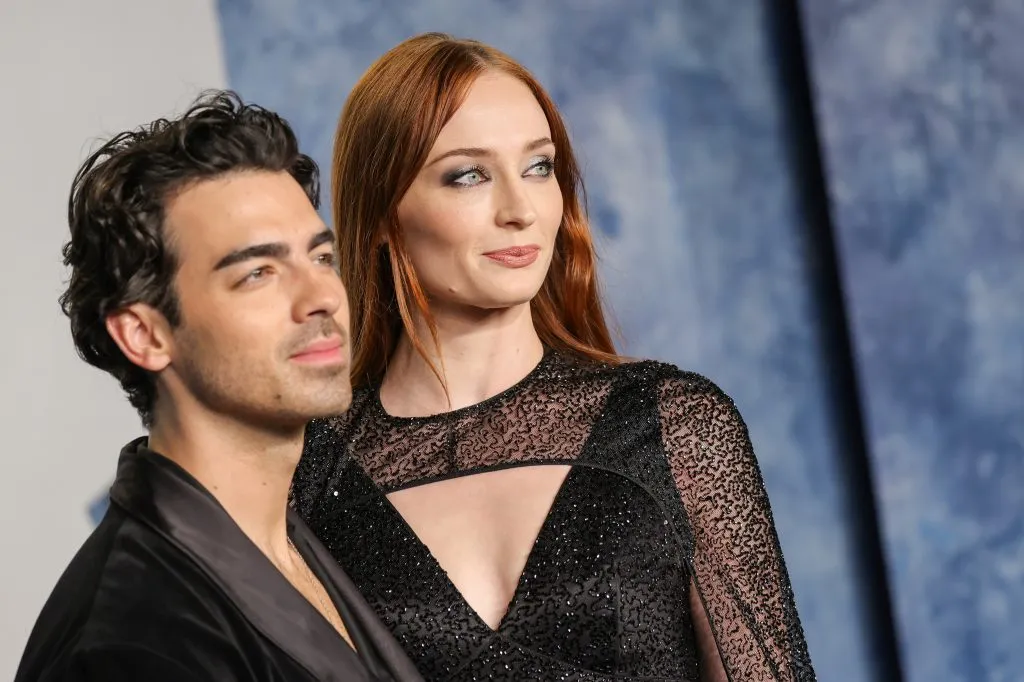 BEVERLY HILLS, CALIFORNIA – 12 DE MARZO: (I-D) Joe Jonas y Sophie Turner asisten a la 2023 Vanity Fair Oscar Party organizada por Radhika Jones en el Wallis Annenberg Center for the Performing Arts el 12 de marzo de 2023 en Beverly Hills, California. (Foto de Amy Sussman/Getty Images).