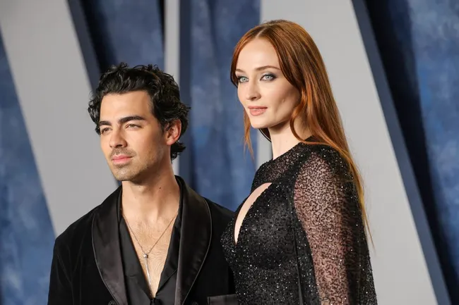 BEVERLY HILLS, CALIFORNIA – 12 DE MARZO: (I-D) Joe Jonas y Sophie Turner asisten a la 2023 Vanity Fair Oscar Party organizada por Radhika Jones en el Wallis Annenberg Center for the Performing Arts el 12 de marzo de 2023 en Beverly Hills, California. (Foto de Amy Sussman/Getty Images).