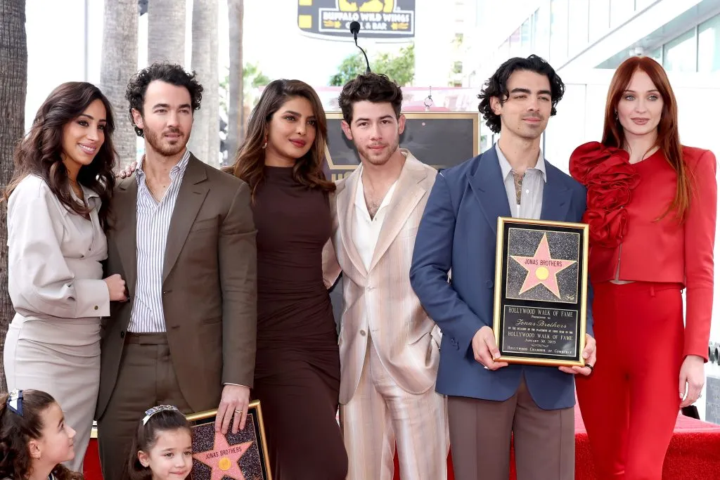 HOLLYWOOD, CALIFORNIA – 30 DE ENERO: (I-D) Danielle Jonas, Kevin Jonas, Priyanka Chopra, Nick Jonas, Joe Jonas, Sophie Turner, y (frente) Alena Rose Jonas y Valentina Angelina Jonas asisten a la ceremonia de la estrella del Paseo de la Fama de Hollywood en honor a The Jonas Brothers el 30 de enero de 2023 en Hollywood, California. (Foto de Amy Sussman/Getty Images).