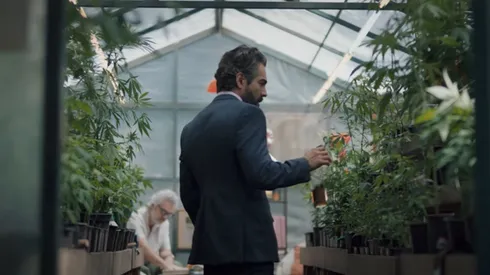 Omar Chaparro interpreta a Tano Scaglia en esta serie, basada en la novela homónima de Claudia Piñeiro.