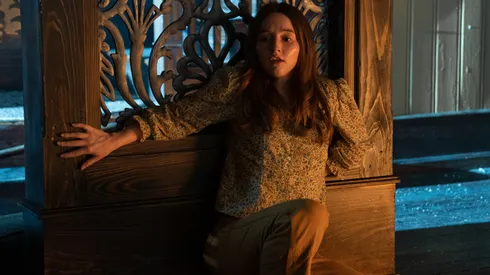 Kaitlyn Dever en uno de los aterradores momentos de Nadie Podrá Salvarte.