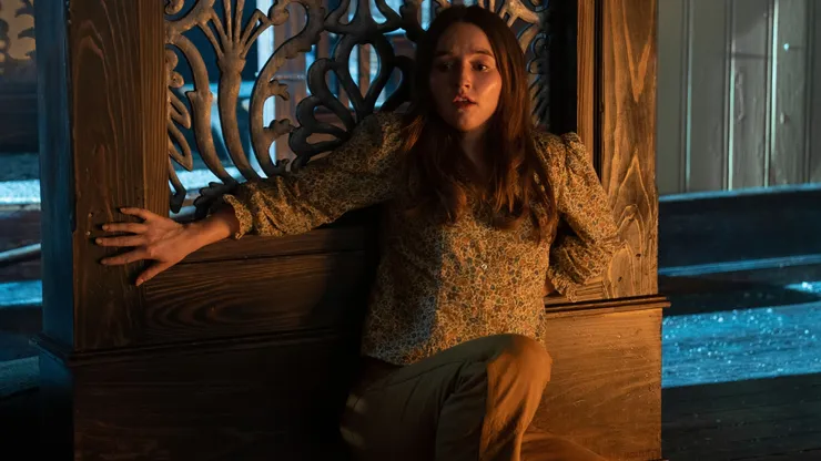 Kaitlyn Dever en uno de los aterradores momentos de Nadie Podrá Salvarte.