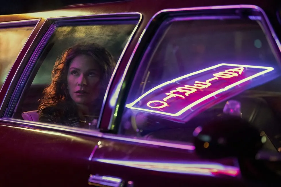 Y así es como luce la actriz con las prótesis en el rostro que la hacen lucir como su personaje, Griselda Blanco. Imagen: Netflix.