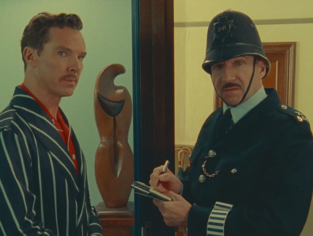 La maravillosa historia de Henry Sugar. (De izq. a dcha.) Benedict Cumberbatch como Henry Sugar y Ralph Fiennes como el policía en La maravillosa historia de Henry Sugar. Cr. Netflix ©2023