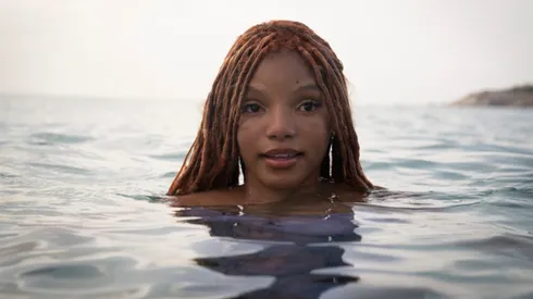 Halle Bailey como Ariel en La Sirenita.
