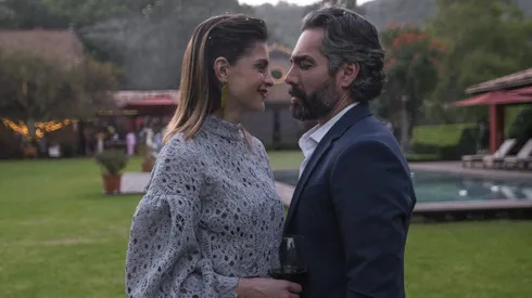Las Viudas de los Jueves. (L to R) Irene Azuela as Teresa Scaglia, Omar Chaparro as Tano Scaglia in Las Viudas de los Jueves. Cr. Camila Jurado / Netflix ©2023