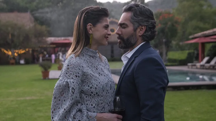 Las Viudas de los Jueves. (L to R) Irene Azuela as Teresa Scaglia, Omar Chaparro as Tano Scaglia in Las Viudas de los Jueves. Cr. Camila Jurado / Netflix ©2023