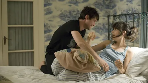 La película está protagonizada por Joseph Gordon-Levitt y Zooey Deschanel