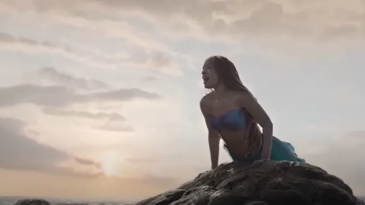 Halle Bailey da vida a Ariel en la nueva versión de La Sirenita, disponible en Disney+.