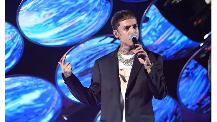 Natanael Cano interrumpe su concierto