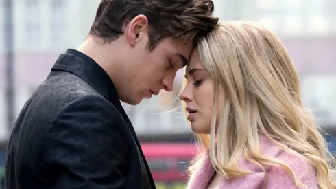 Josephine Langford y Hero Fiennes Tiffin protagonizan la saga After.