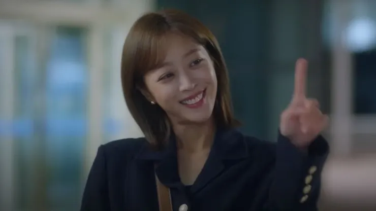 Jo Bo-ah da vida a Lee Hong-jo, una funcionaria gubernamental quien de la noche a la mañana tiene una aventura sobrenatural, pero romántica.