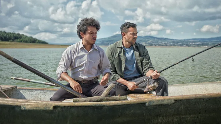 Memo Villegas (izq) y Pierre Louis (der) protagonizan el éxito de Netflix junto a Yalitza Aparicio