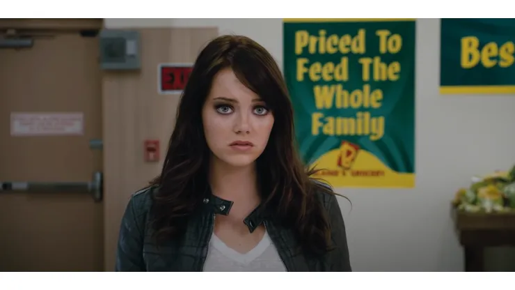 Emma Stone da vida a Wichita en este éxito de 2009.