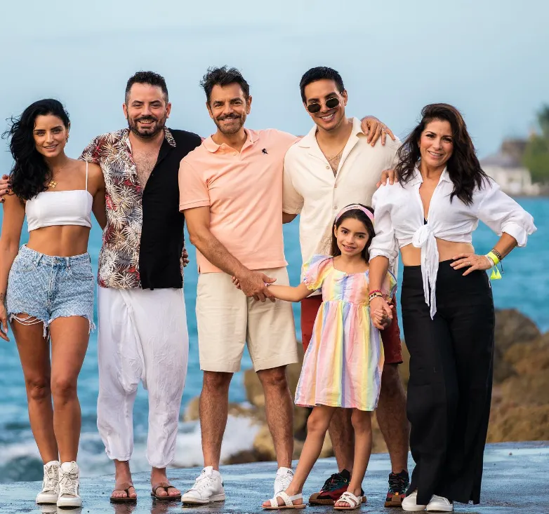 Justo a finales de este mes podremos volver a ver a esta disparatada familia. Imagen: @deviajeconlosderbez.