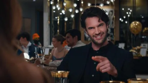 Tom Bateman es uno de los componentes principales de la nueva serie de Universal+, Based on a True Story.