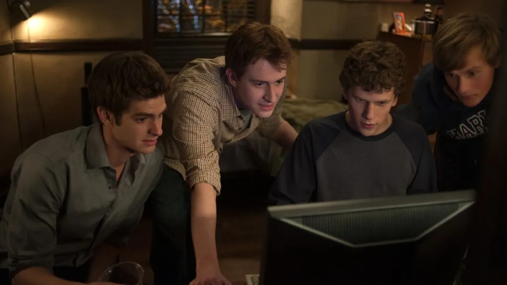 Joseph Mazzello, Jesse Eisenberg, Andrew Garfield y Patrick Mapel en La Red Social.