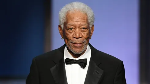Morgan Freeman habla en el escenario durante la 47ª edición del AFI Life Achievement Award en honor a Denzel Washington.