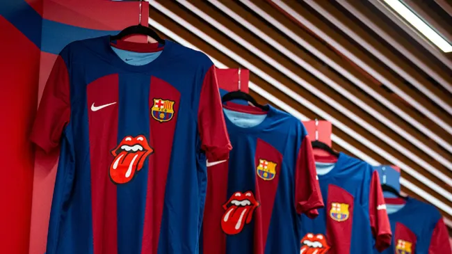 La camiseta del Barcelona con el logo de los Rolling Stones.