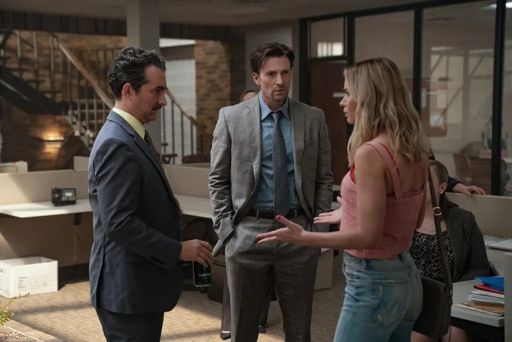 Pain Hustlers – (L to R) Jay Duplass as Larkin, Chris Evans as Brenner and Emily Blunt as Liza in Pain Hustlers. Cr. Brian Douglas/Netflix © 2023.