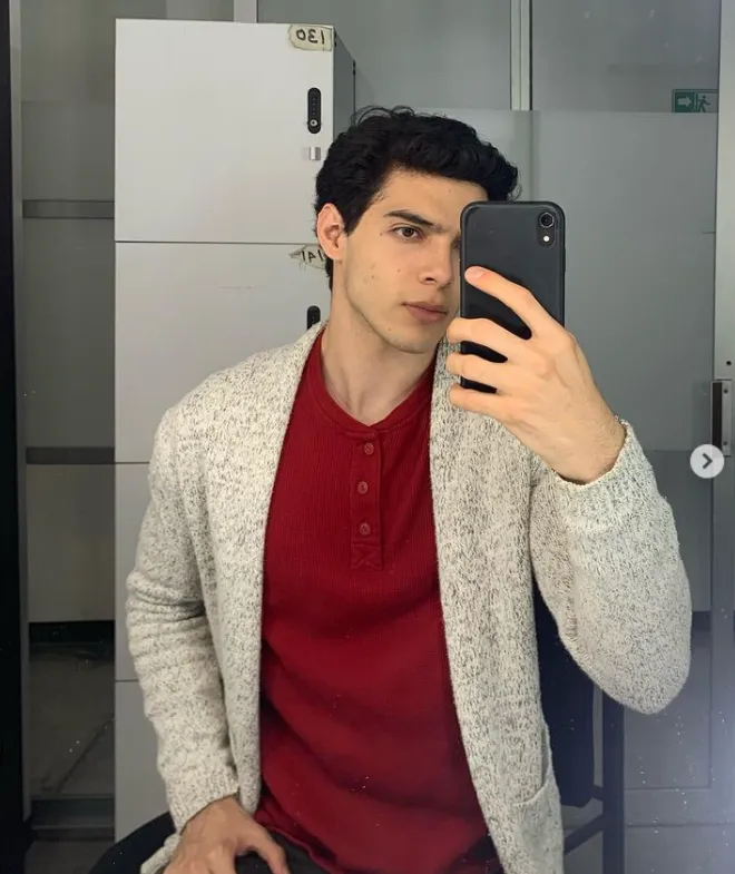 Él es el actor Manuel Castillo, quien reveló que la serie El Gallo de Oro tendrá una segunda temporada. Imagen: @manuel_cass_.