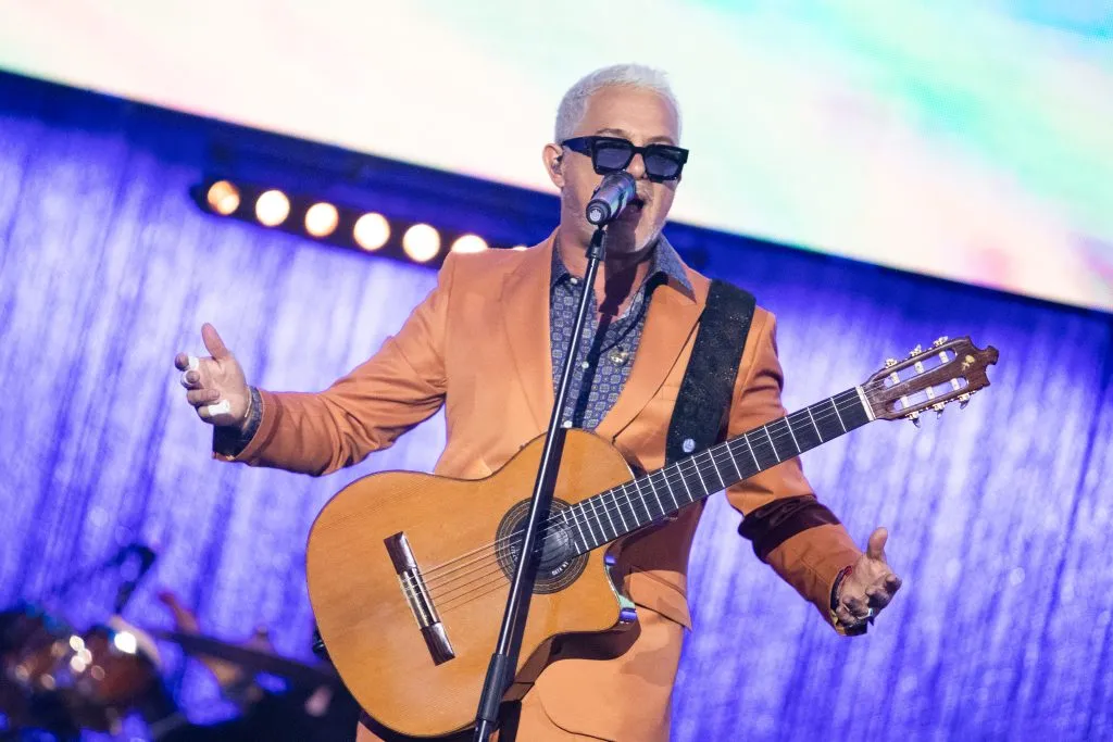 El cantautor español tiene una inmensa fortuna, de acuerdo a la revista People With Money. Imagen: Getty Images.