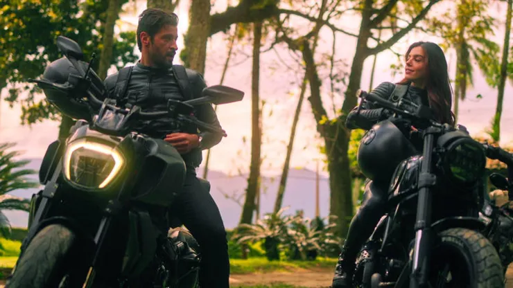 Leandro Lima and Giovanna Lancellotti in El Lado Dulce de la Traición.