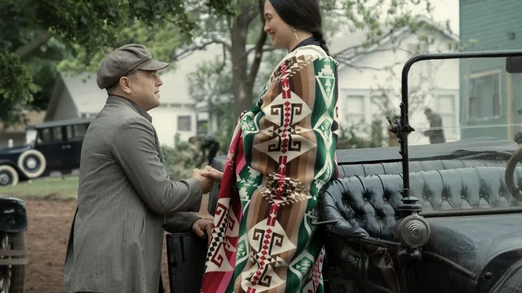 Leonardo DiCaprio compartiendo pantalla con su coestelar Lily Gladstone.