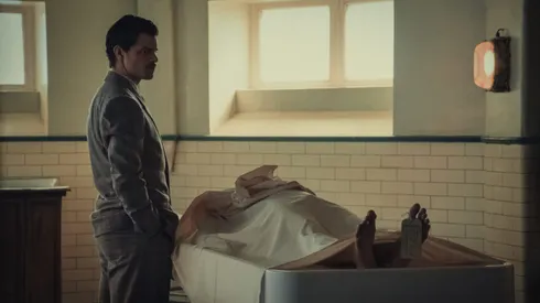 Jacob Fortune-Lloyd interpreta a Charlie Whiteman.