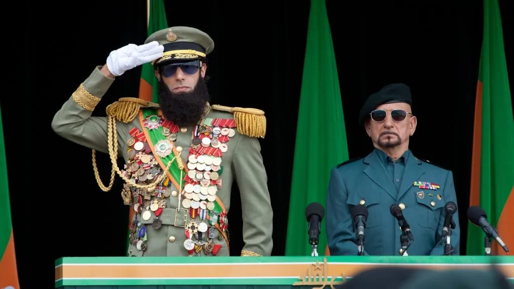 Ben Kingsley y Sacha Baron Cohen en El Dictador.