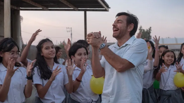 Eugenio Derbez interpreta una historia de la vida real en Radical.