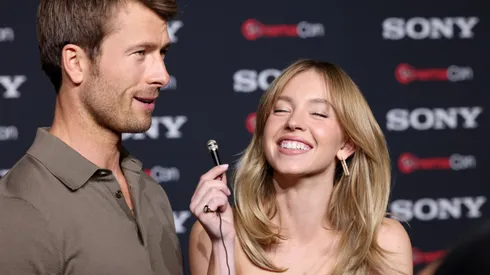 Glen Powell y Sydney Sweeney los protagonistas de Con Todos Menos Contigo.