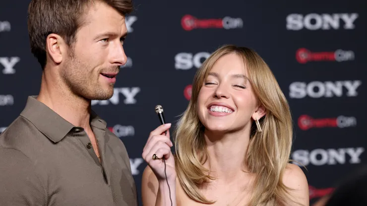 Glen Powell y Sydney Sweeney los protagonistas de Con Todos Menos Contigo.
