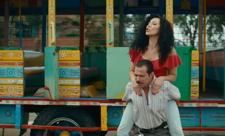 En la imagen podemos ver a Andrea Guzmán y Ramiro Meneses, quienes dan vida en la historia a Girlesa Gómez y Lucho Urán. Imagen: @andreitaguz.