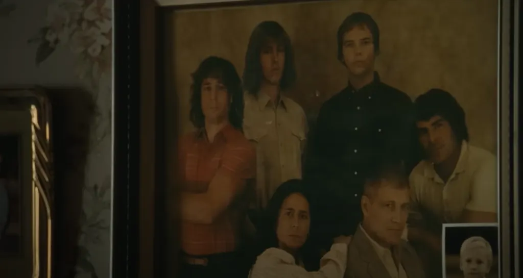 Imagen de la foto familiar en la que vemos a los Von Erich, en un montaje de The Iron Claw. Imagen: @A24.