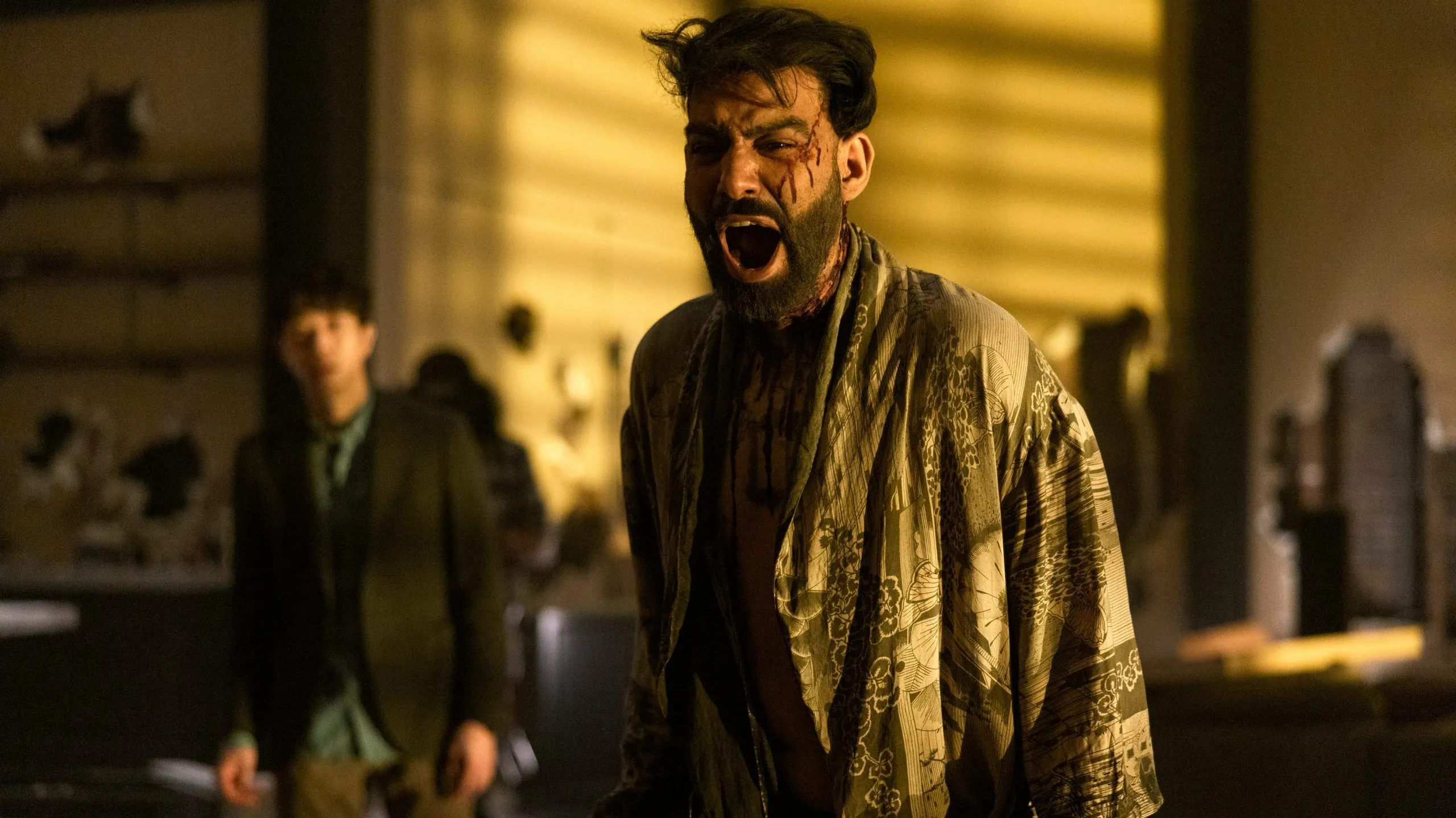 Rahul Kohli como Napoleon Usher. Cr. Eike Schroter/Netflix © 2023