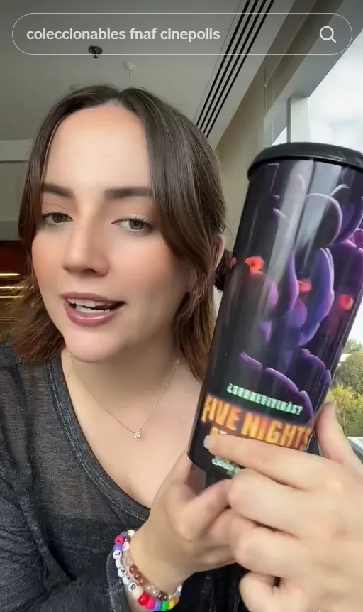 @TaffyLuffy muestra el vaso en el que se pueden ver a los personajes de la película juntos. Imagen: @cinemex.