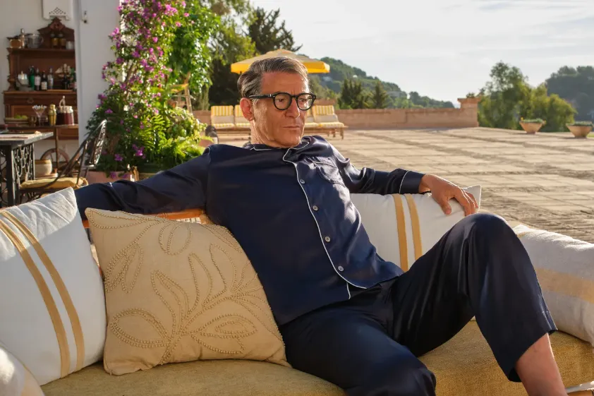 Jason Issacs está irreconocible con el maquillaje de su personaje. Imagen: Deadline.