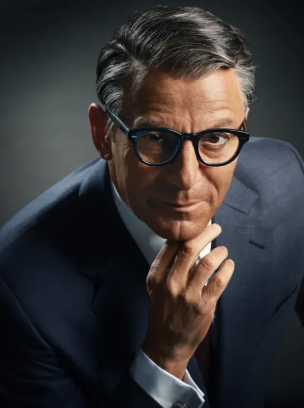 Así es como luce ahora Jason Isaacs con el maquillaje que lleva encima, y que lo hacen lucir como Cary Grant. Imagen: Metro.uk.