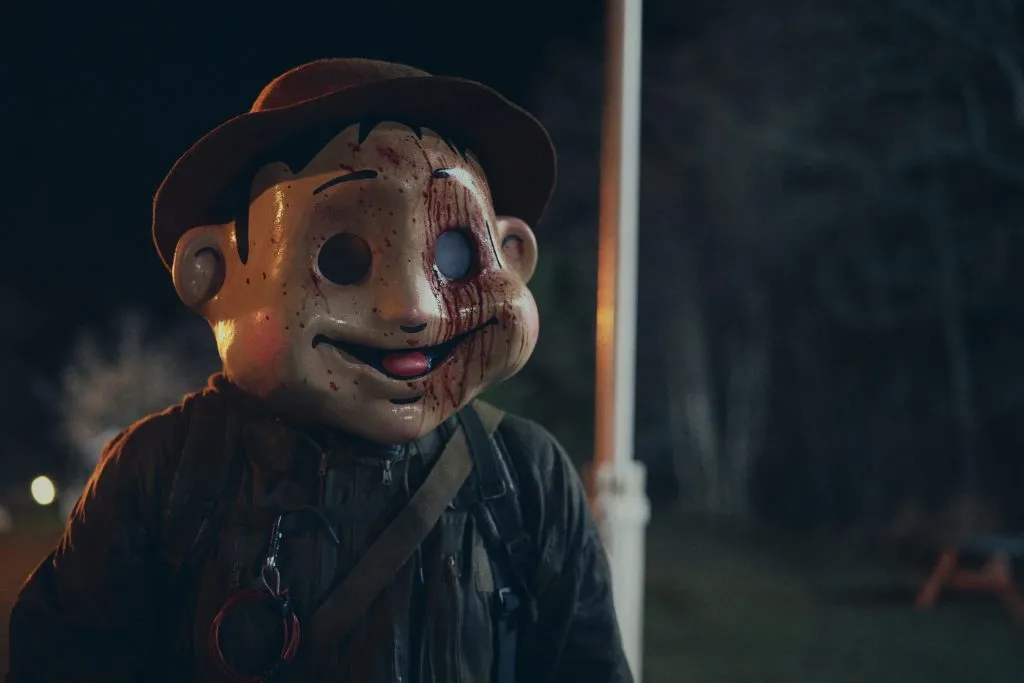 Un misterioso enmascarado perseguirá a los personajes principales / Crédito, cortesía de Netflix © 2023