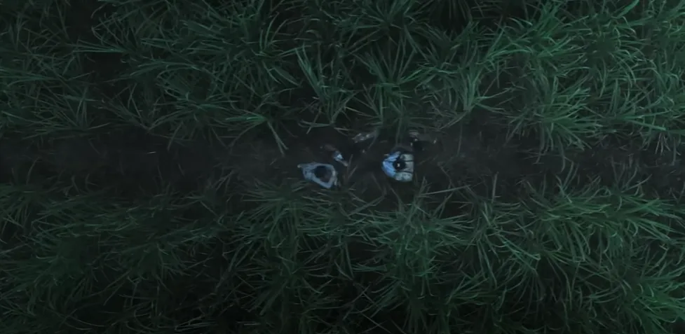 Escena de la serie Pacto de Silencio, en el que las cuatro amigas van a deshacerse del bebé de una de ellas. Imagen: @NetflixLATAM.