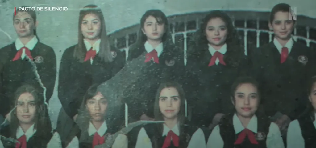 Una influencer investiga el pasado de un grupo de amigas, para cobrar venganza. Imagen: @NetflixLATAM.