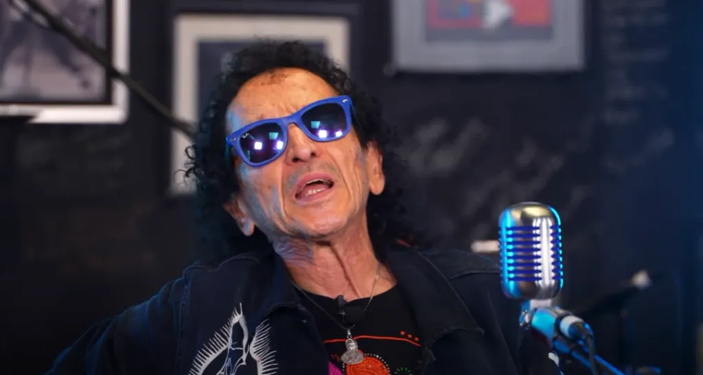 Alex Lora celebró la victoria que obtuvo sobre la FMF. Imagen: @milenio.