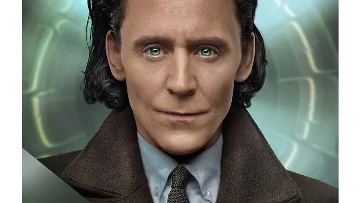 Tom Hiddleston en uno de los afiches promocionales de la segunda temporada de Loki.