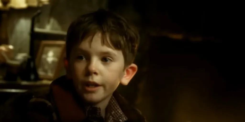 Freddie Highmore fue el encargado de dar vida en esta película a Charlie Bucket. Imagen: @dobladictos.