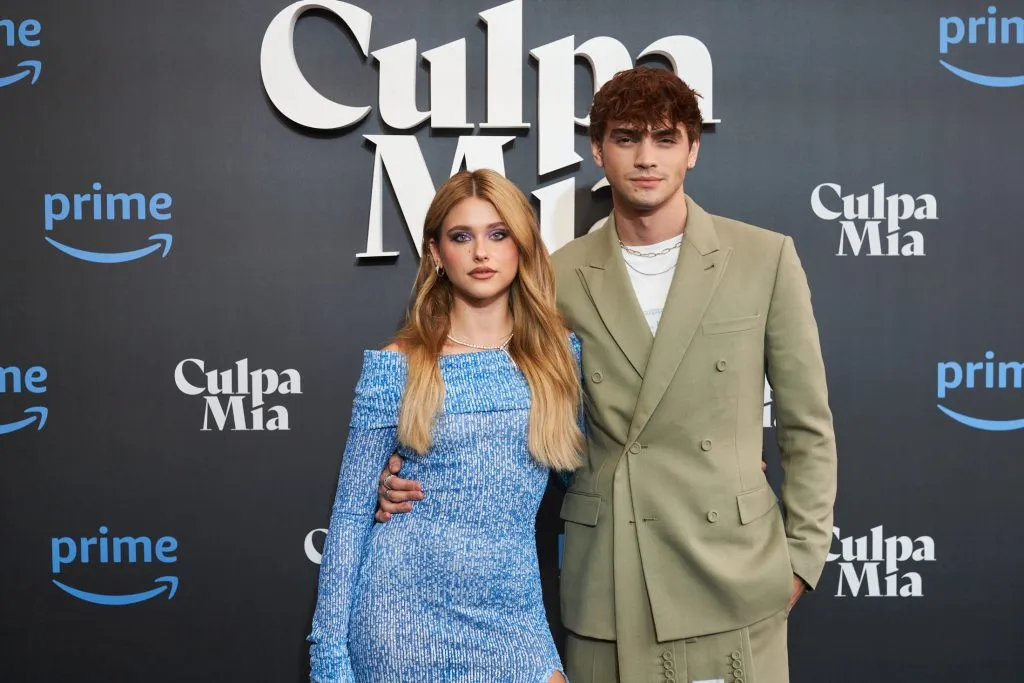 Nicole Wallace y Gabriel Guevara en la alfombra roja de la presentación de Culpa mía a los medios, realizada en España. Imagen: Prime Video.