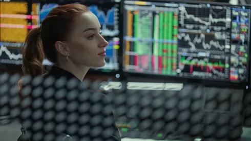 Phoebe Dynevor interpreta a Emily en la nueva cinta de la plataforma de streaming.