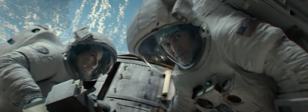 Sandra Bullock y George Clooney en una escena de Gravity. Imagen: @WarnerBrosPictures.