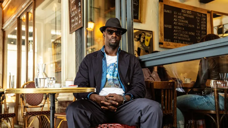 La serie está protagonizada por Omar Sy